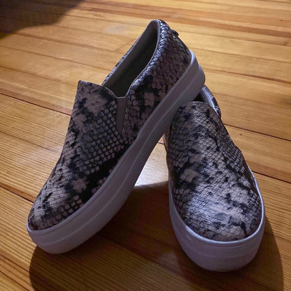 cushionaire Shoes - Cute Flat Snake Skin Sneakers!